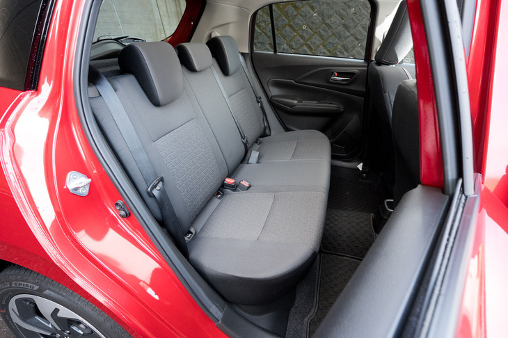 全長4mを切るサイズながら、後席にも大人が余裕をもって座れる。ヘッドクリアランスもたっぷり。