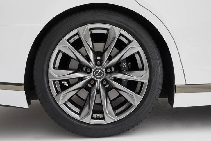 レクサスLS500“Fスポーツ”（20インチアルミホイール）