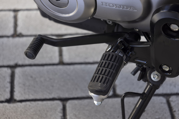 トランスミッションは従来の4段から5段にギア数を変更。トップギアの最終減速比も従来型の7から6.8に変更されており、燃費の改善に寄与している。