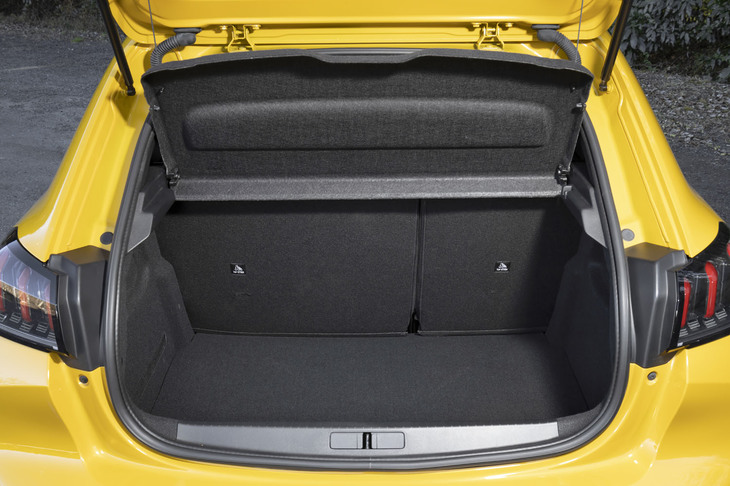 5人乗車時の荷室容量は265リッター。後席背もたれには60：40の分割可倒機構が備わっている。