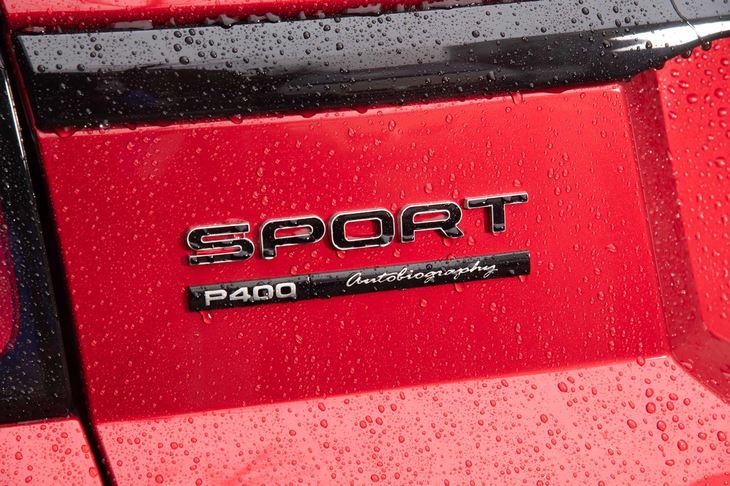 2020年モデルに設定されたP400には、ジャガー・ランドローバーが設計・開発・製造をすべて手がけた、新型の過給機付き3リッター直6エンジンが搭載される。