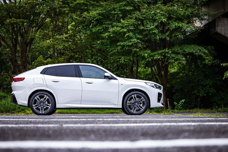 「iX2 xDrive30 Mスポーツ」は全長×全幅×全高＝4555×1845×1565mm、ホイールベースは2690mm。ボディーカラーは今回の試乗車で選択された「アルピンホワイト」を含め無償色が7種類、有償色が4種類設定されている。