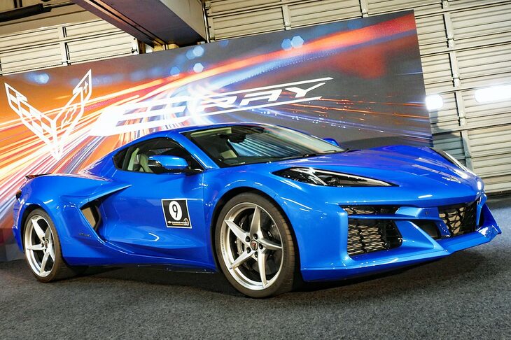 いよいよ日本導入が発表された「シボレー・コルベットE-Ray」。最高出力は実に664PS、0-96km/h加速は歴代最速の2.5秒と公称されているが、実際にはどのようなマシンとなっているのだろうか？