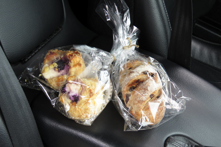 今回は、「レーズンくるみパン」（右）と「ブルーベリーとクランブルのブリオッシュ クリームチーズいり」（左）の2品を購入。前者はパンと具材の風味が豊かでしっかり食べ応えがあり、後者は甘いけどさっぱりしていて、いずれも実に美味でした。（著者撮影）