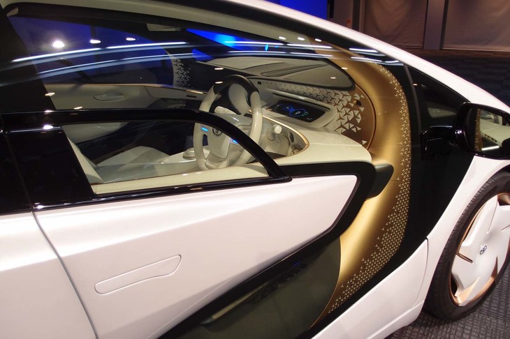 車内と車外がつながっているように見えるドアガラスが特徴的。