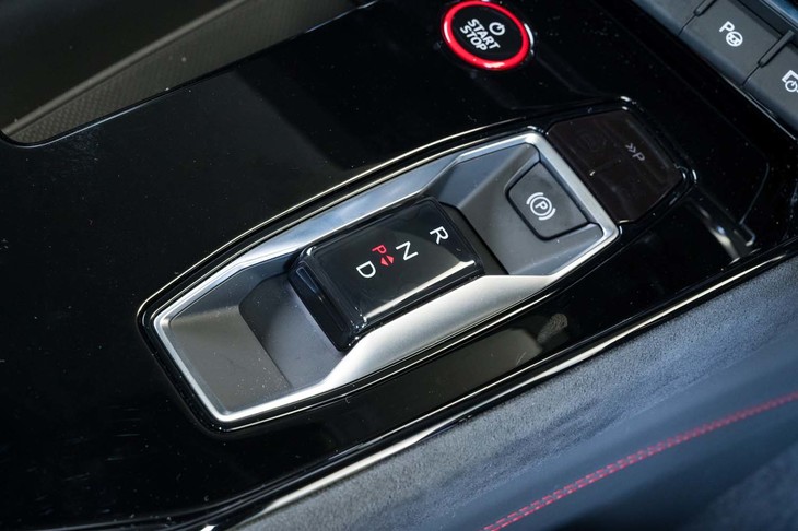 シフトセレクターは前後スライド式。操作するとカチッというフィードバックがある。