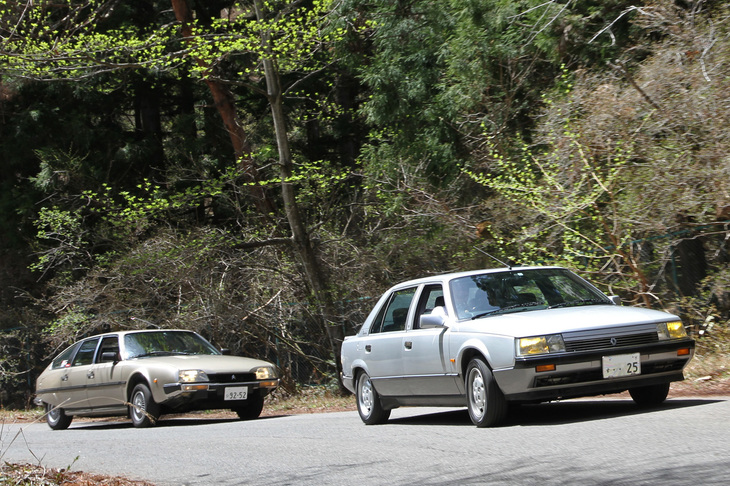 1987年「ルノー25リムジン」に1984年「シトロエンCX25 TRD」が続く。当時のルノーとシトロエンのフラッグシップの競演。