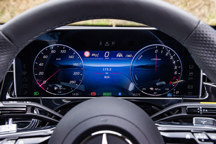 新型「Eクラス」には、2つのカメラがドライバーの左右それぞれの視線を追跡し、特殊なメガネを使用せずに3D映像を見ることができる「3Dコックピットディスプレイ」が標準で装備される。