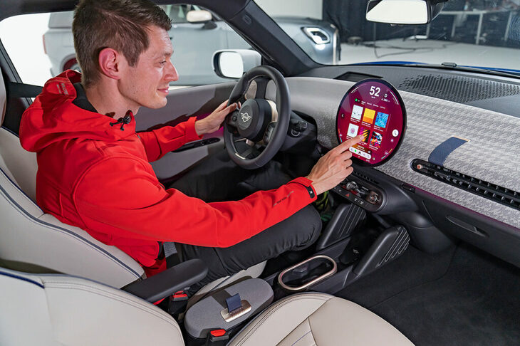 中央の大型メーターは有機ELタッチスクリーンに。ヘッドアップディスプレイはオプション設定となる。