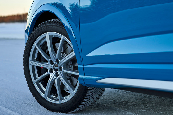 タイヤサイズは255/40R20。試乗車にはいずれもミシュランのスタッドタイヤ「X-ICEノース4」が装着されていた。