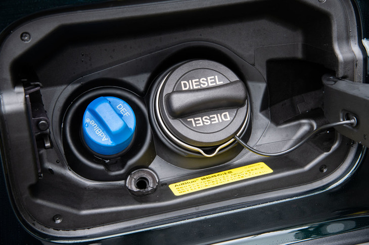 排出ガスの後処理には酸化触媒と尿素SCRを採用。窒素酸化物（NOx）の排出を抑制するマルチウェイ排出ガス再循環機構（EGR）の採用とも相まって、実路走行試験規制に適合する排ガス性能を実現している。