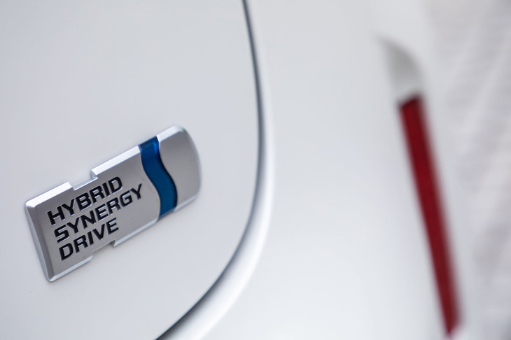 ハイブリッドパワーユニットはシステム総合出力116PSを発生。車台は「ヤリス」と同じくTNGAのコンセプトに基づく「GA-B」プラットフォームを採用している。