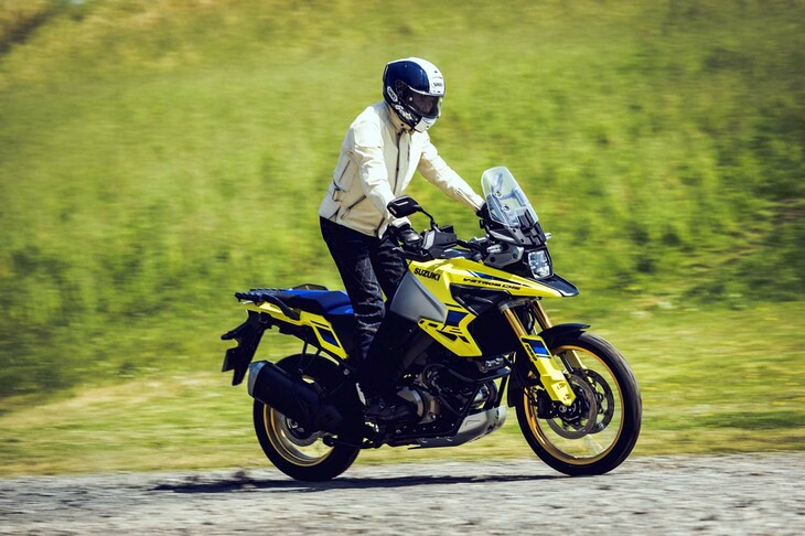 サスペンションは悪路での走行を考慮して、前後ともにスプリングレートやバルブとピストンの仕様を変更。ストローク量も伸長し、ホイールトラベル量を、前：170mm、後ろ：169mmに拡大した。