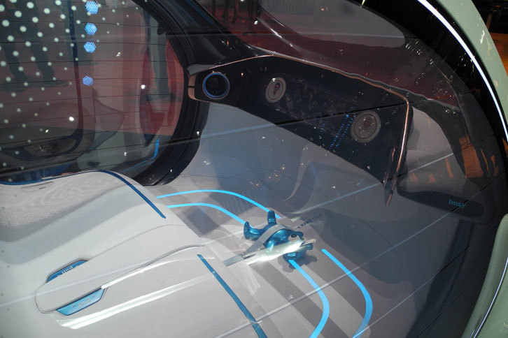 「スマート・ヴィジョンEQフォーツー」のインテリア。ステアリングやペダルはない。