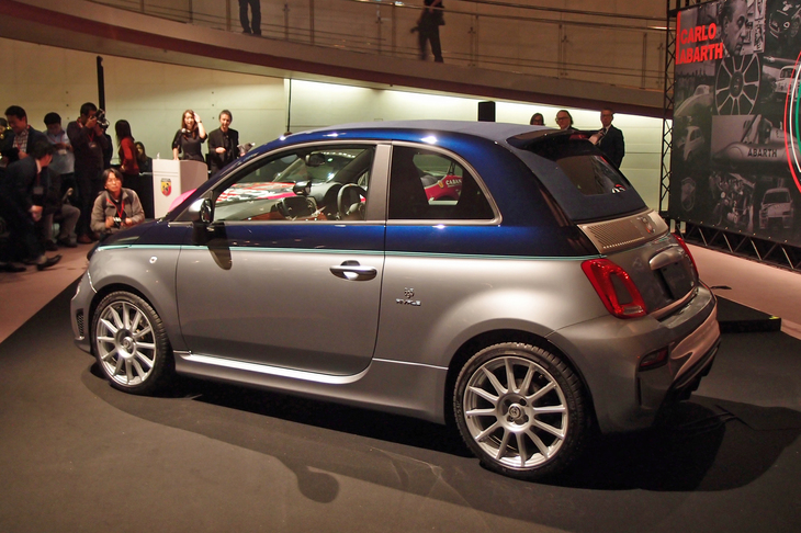 「アバルト695Cリヴァーレ」では、「Bicolore Blu/Grigio Riva（ブルー／グレー）」のツートンカラーを採用する。