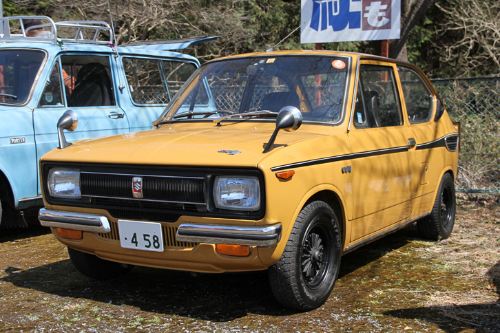 1970年に世代交代した3代目「フロンテ」となる「スズキ・フロンテ71」。基本構造は2代目と同じでRRのままだが、これは2ストローク3気筒エンジンが水冷化された1971年登場のモデル。