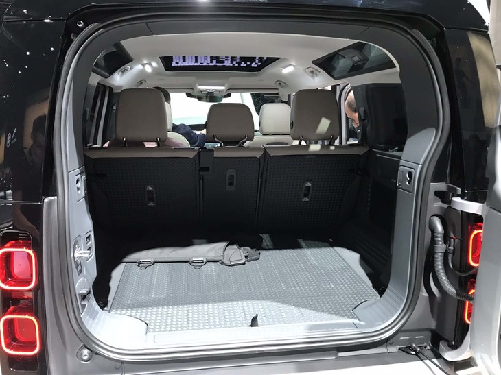 ランドローバー・ディフェンダー110（ラゲッジスペース）