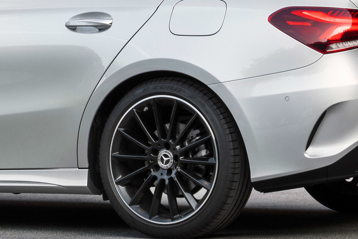 明照寺：「ドアのキャラクターラインの上がり加減を見ると、リアコンビランプの下端あたりに向かっている気がしますが、バンパーにもつながりそうなラインがあるので、なんだかあいまいに見えますよね」
	ほった：「なるほど」