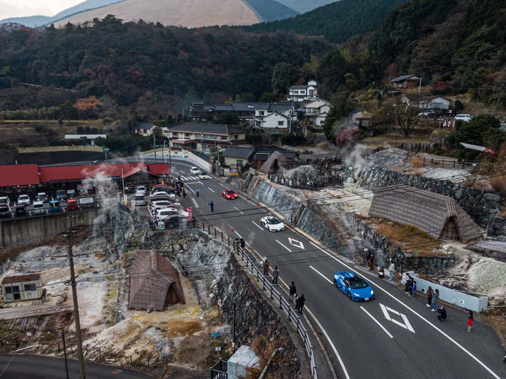 別府の街を行く「GIRO」一行。いたるところから湯けむりが上がっているのが分かる。