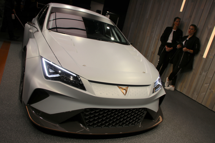 セアトの新ブランドであるクプラのイメージリーダーとして出品された「e-レーサー」。ピークパワーは670hpを誇る。