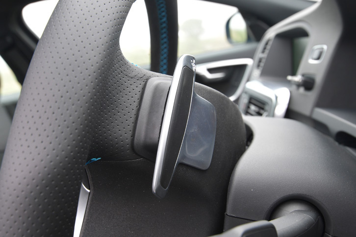 ステアリングにはシフトパドルが備わる。「Sport＋」モードを選択すると、シフトスピードが素早くなる。