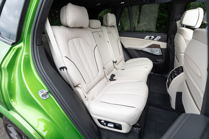 2列目シートは4：2：4の3分割可倒式で、電動でリクライニングやスライドの調整が可能。2列目用エアコンやシートヒーターも用意される。