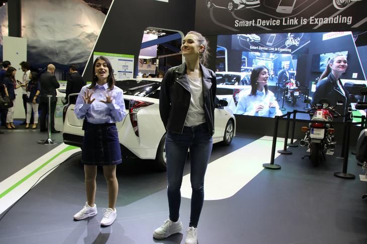 トヨタはスマートフォンとの連携アプリケーション「スマートデバイスリンク（SDL）」のある世界を、「プリウス」などを使用して紹介した。