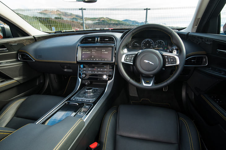 「XE」のインストゥルメントパネルまわり。ダイヤル式のシフトセレクターやダッシュボードの奥に見える加飾付きの“段つき”などが、上級モデル「XJ」「XF」との共通性を感じさせる。