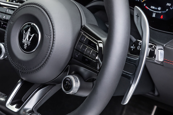 ドライビングモードの切り替えスイッチをステアリングスポーク右下に配置。エアサスを採用する「グレカーレ トロフェオ」では、標準の「COMFORT」「GT」「SPORT」「CORSA」の4種類に加え、オプションで「OFFROAD」も選択できる。