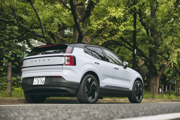 2024年に入って国内でのデリバリーが始まった、ボルボのEV専用モデル「EX30」。海外では複数のパワートレインが設定されているが、日本でのラインナップはリアにモーターを1つ搭載するRWD車のみとなる。