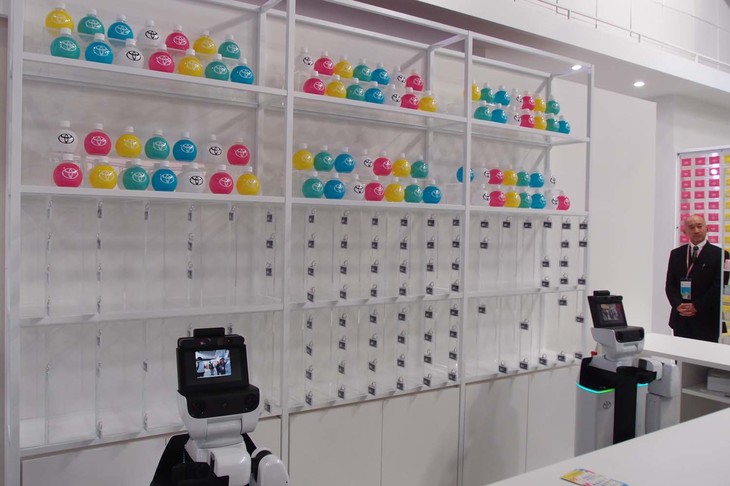 「トヨタコンビニ」にはカラフルなグッズが並ぶ。