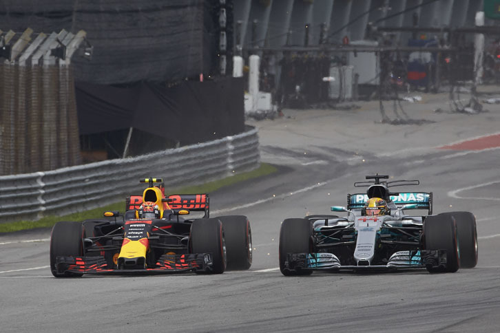 2本の長いストレートに中高速コーナーを組み合わせたセパンではメルセデス優位と思われていたが、ふたを開けてみればシルバーアロー絶不調。チームいわく「マシンの根本的な問題」でセッティングに苦しみ、タイヤをスライドさせオーバーヒートさせてしまうという症状に見舞われた。それでも予選ではハミルトン（写真右）が底力を見せ通算70回目のポールポジションを獲得。レースではフェルスタッペン（同左）にオーバーテイクされるも2位を守り切った。これでポイントリーダーのハミルトンとランキング2位ベッテルとの差は34点に広がったが、コースによって安定しないメルセデスの悪癖への対処という宿題は残る。（Photo=Mercedes）