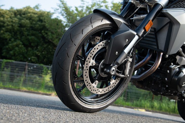 タイヤサイズは前が120/70ZR17、後ろが180/55ZR17。ダンロップのスポーツラジアルタイヤ「スポーツマックス ロードスポーツ2」が装着される。