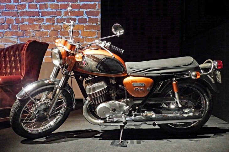 デザイン開発を担ったのはイタリアのデザインセンターだが、開発を主導したのはフランス人のデザイナーとのこと。彼はあまりに「スズキT500」を気に入ったため、1972年モデルを購入してしまったのだとか。