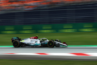 メルセデスのハミルトン（写真）は3位。復調の兆しが見え始めたメルセデスにあって、ハミルトンもチームメイトのジョージ・ラッセルも予選から攻めた走りを披露。結果的に予選では2台ともクラッシュして赤旗をもたらしたが、2人とも「トップ3を狙っていた」と気合が入っていたゆえのことだったと思えば納得もいく。スプリントではラッセル4位、ハミルトン8位となるも、レースではラッセルに5秒加算ペナルティーが科されたこともあり順位逆転。ハミルトンは3戦連続の3位表彰台、ラッセルは4位でレースを終えた。（Photo=Mercedes）