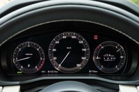 12.3インチのフル液晶メーターは、「25S」「XD」のエントリーグレードを除き、全車に標準で装備。ドライブモードに応じて表示の色が切り替わる。