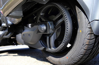 リアサスペンションにはエアプリロード調整機能が備わっており、乗車人数や積載重量を問わず、快適な乗り心地をかなえることができる。