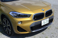 フロントマスクには、BMW車としては初採用とされる、下辺のほうが長い台形のキドニーグリルが装着される。