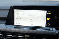 「カスタム」モードでは、パワーステアリングやドライブトレインなどの各制御を個別に設定可能。可変ダンパー「DCC」については、実に15段階のなかから好適な減衰特性を選ぶことができる。