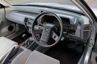 2代目「プレリュード」のインストゥルメントパネル。運転席に座ると、開放感……というか、腰から上がすべてさらされているような開けっ広げな乗車感覚が、いかにも1980年～1990年代前半のホンダ車らしい。