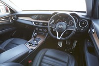 天然のウッドやレザー、アルミニウムなどで仕立てられたインテリア。素材へのこだわりは、「ステルヴィオ」のセリングポイントのひとつ。