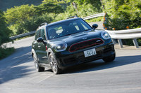 「ジョンクーパーワークス」には電子制御デファレンシャルロックが備わっており、前後軸間で駆動力配分を可変制御するフルタイム4WD機構とも相まって、高いコーナリング性能を実現している。