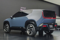 「Honda 0 α」のリアビュー。キャビンの下部と左右を絞り込み、上寄りに収束させつつ背面をスパッと断ち落とすデザイン手法は、「サルーン」や「SUV」、コンセプトモデルの「SPACE-HUB（スペースハブ）」にも共通している。