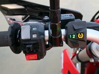 ハンドルバー左の内側には、走行モードのセレクトスイッチがレイアウトされている。写真は「ES700」のもの。