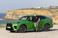 最高出力300PS、最大トルク400N・mの2リッター直4ガソリンターボを搭載する「M35i xDrive」は、0-100km/h加速5.4秒、最高速250km/hという実力を誇る。