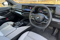 「523iエクスクルーシブ」のインテリア。最新のBMW車でおなじみの「カーブドディスプレイ」は、メーターパネルが12.3インチ、センターディスプレイが14.9インチの堂々たるサイズを誇る。