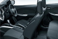 前席にはシートヒーターが備わるほか、フルオートエアコンも装備する。