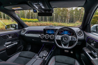 「AMG GLB35 4MATIC」には、ナッパレザーとDINAMICAのコンビネーションとなる「AMGパフォーマンスステアリングホイール」が標準で装備される。