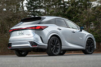 リアまわりではフェンダーの立体が車体の角で途切れることなく、そのままリアに回り込んでおり、前からの流れを途切れさせない。（写真：向後一宏）