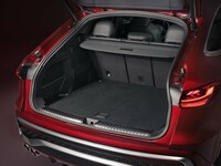 荷室の容量は「Q5スポーツバック」が515～1415リッターで、写真の「SQ5スポーツバック」が470～1388リッター。